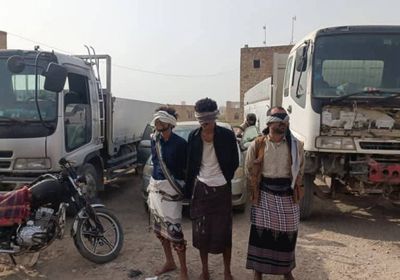 بعد اشتباك مسلح.. القبض على عصابة تهريب مهاجرين في لودر