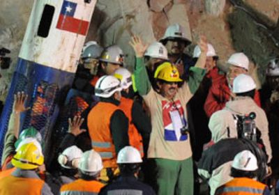 فرق الإنقاذ بتشيلي تواصل البحث عن عالقين داخل منجم نحاس