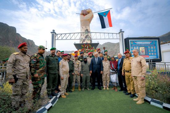 تكريمًا لتضحياته.. الرئيس الزُبيدي يزيح الستار عن النصب التذكاري للشهيد القائد منير "أبو اليمامة" بالعاصمة عدن