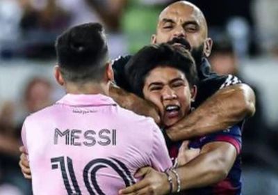 لـ"سلوكه غير اللائق".. إيقاف حارس ميسي ومنعه من دخول الملاعب
