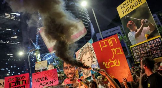 بعد فيديو "الرهائن الجوعى".. تظاهر الآلاف من الإسرائيليين في تل أبيب