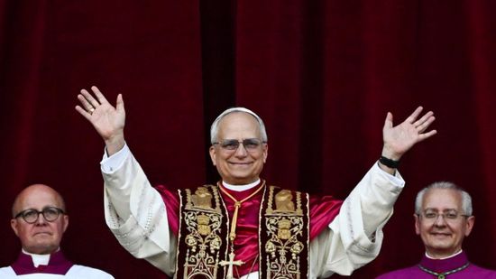 بابا الفاتيكان يدعو الشباب لبناء عالم أكثر إنسانية