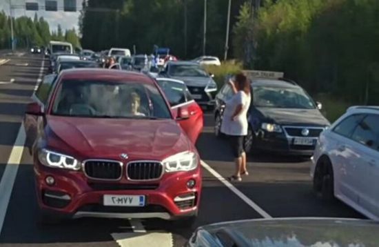    مسيرة بالسيارات بفنلندا تطالب بفتح المعابر الحدودية مع روسيا