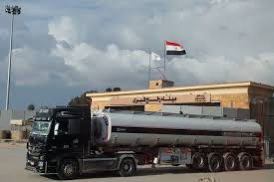 شاحنتان محملتان بالوقود ستدخلان غزة