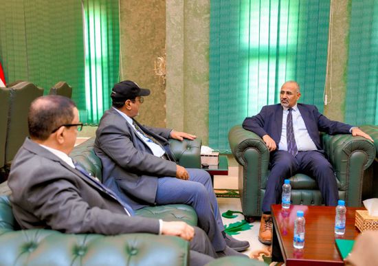 الرئيس الزُبيدي يطلع على خطط تحديث البنية التحتية للمطارات