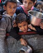 وفاة 6 آخرين جوعًا في غزة مع وصول شاحنتي وقود
