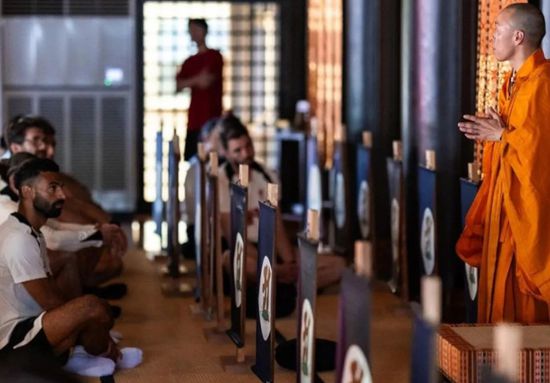 أول تعليق لمحمد صلاح على زيارته إلى معبد بوذي في طوكيو