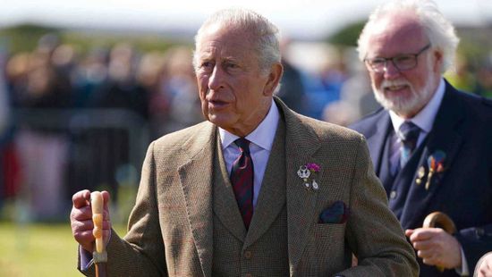 الملك تشارلز يعرض مروحية الملكة إليزابيث الثانية للبيع