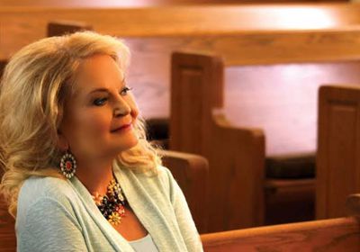 وفاة الممثلة الأمريكية لوني أندرسون