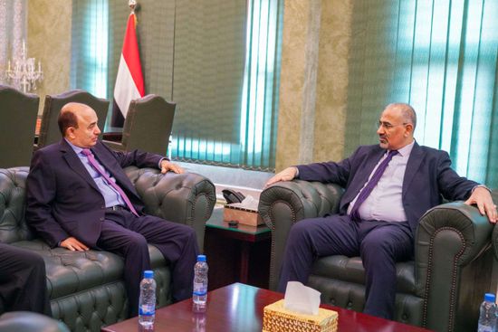 الرئيس الزُبيدي يطالب التجار بالتجاوب مع تحسن أسعار الصرف