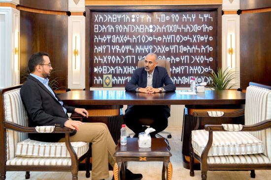 الرئيس الزُبيدي يتابع خطط "هيئة الأراضي" بأعمال الحصر والتوثيق