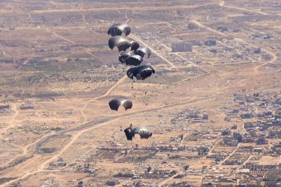 الإمارات تنفذ الإنزال الجوي الـ62 للمساعدات فوق غزة