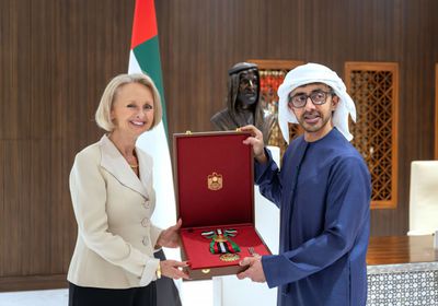 رئيس الإمارات يمنح السفيرة الأمريكية وسام زايد الثاني من الطبقة الأولى