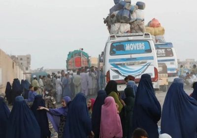 السلطات الباكستانية تستأنف الترحيل الإجباري للاجئين الأفغان