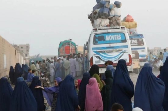 السلطات الباكستانية تستأنف الترحيل الإجباري للاجئين الأفغان