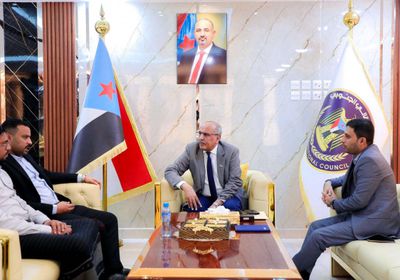 رئيس الجمعية الوطنية يطلع على برامج مركز مداد حضرموت البحثية