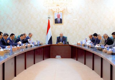 الرئيس الزُبيدي يكلف "المركزي" بملاحقة السوق السوداء للعملة