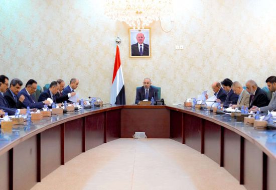 الرئيس الزُبيدي يكلف "المركزي" بملاحقة السوق السوداء للعملة