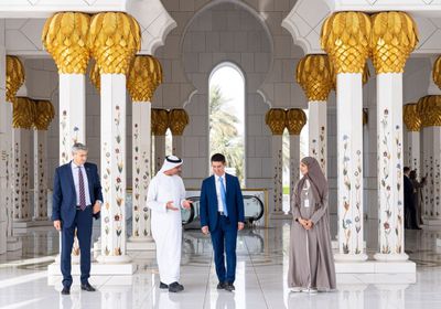 نائب رئيس الوزراء المولدوفي يزور جامع الشيخ زايد الكبير