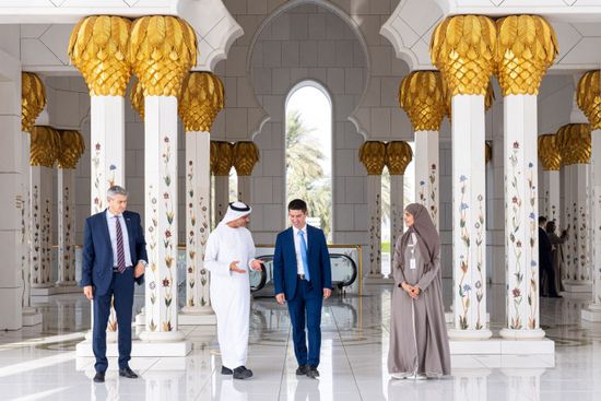 نائب رئيس الوزراء المولدوفي يزور جامع الشيخ زايد الكبير