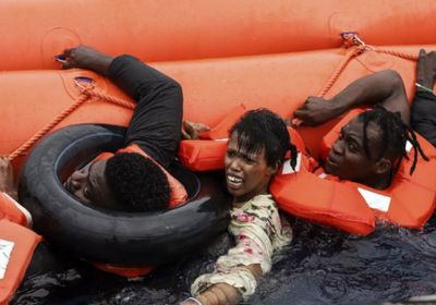 عبر مطار طبرق.. ليبيا ترحل 250 مهاجراً صومالياً غير قانوني