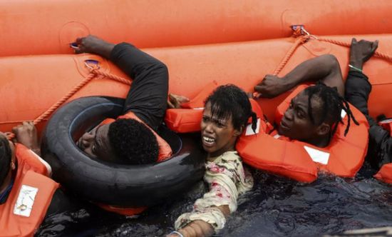 عبر مطار طبرق.. ليبيا ترحل 250 مهاجراً صومالياً غير قانوني