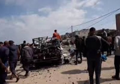 قتلى وجرحى في انقلاب شاحنة مساعدات غذائية بدير البلح