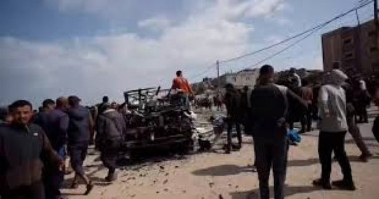 قتلى وجرحى في انقلاب شاحنة مساعدات غذائية بدير البلح