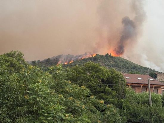 إخلاء فنادق ومواقع تخييم في جنوب إسبانيا بسبب حريق غابات