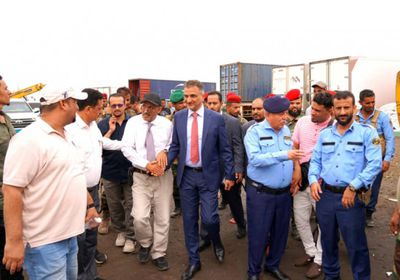 محافظ عدن يتفقد ميناء الحاويات ويدعو لتطوير المنظومة الرقابية