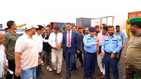 محافظ عدن يتفقد ميناء الحاويات ويدعو لتطوير المنظومة الرقابية