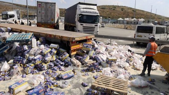 الأردن : مستوطنون إسرائيليون هاجموا قافلة مساعدات متجهة إلى غزة