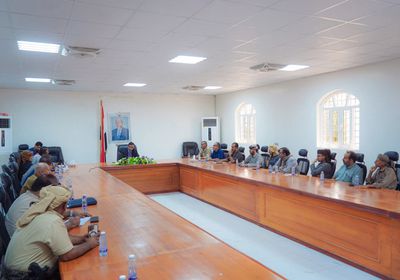 محافظ شبوة يناقش التحديات الاقتصادية مع قيادات القطاع التجاري