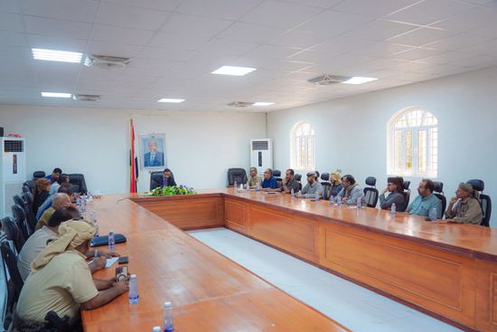 محافظ شبوة يناقش التحديات الاقتصادية مع قيادات القطاع التجاري