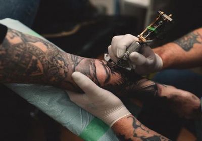 القبض على "بيتر تاتو" بتهمة نشر محتوى خادش للحياء والإساءة لاستخدام مواقع التواصل