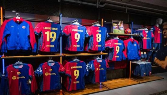 برشلونة يتصدر قائمة أغلى قمصان أندية الدوري الإسباني لموسم 2025