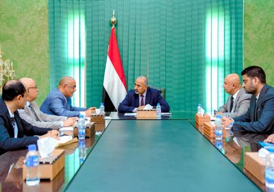 الرئيس الزُبيدي يوجه بمضاعفة خطط تطوير قطاع الاتصالات