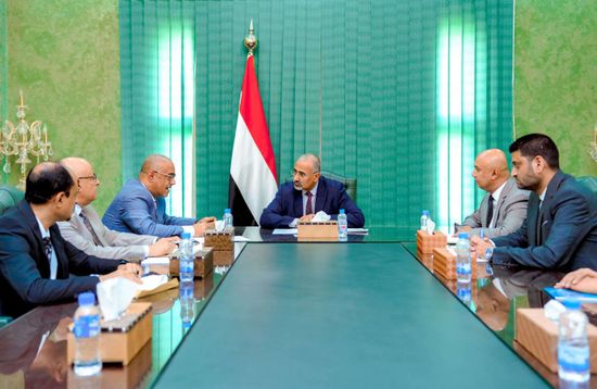 الرئيس الزُبيدي يوجه بمضاعفة خطط تطوير قطاع الاتصالات