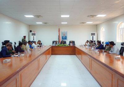 محافظ شبوة يؤكد ضرورة ضبط منظومة تحصيل الإيرادات العامة