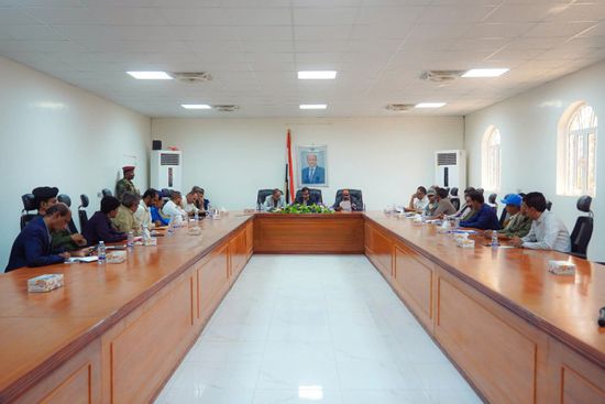 محافظ شبوة يؤكد ضرورة ضبط منظومة تحصيل الإيرادات العامة