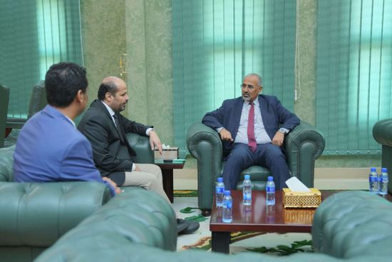 الرئيس الزُبيدي يطلع على جهود توثيق انتهاكات الحوثي الحقوقية