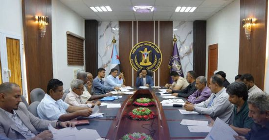 انتقالي عدن يستعرض سير الحملات الرقابية على الأسواق