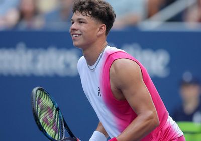 شيلتون يتفوق على خاتشانوف ويحقق لقبه الأول ببطولات الأساتذة