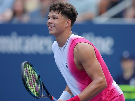 شيلتون يتفوق على خاتشانوف ويحقق لقبه الأول ببطولات الأساتذة