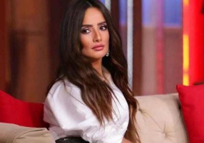 زينة تجسد شخصية مذيعة في مسلسل "في رواية أحدهم - ورد وشوكولاتة"