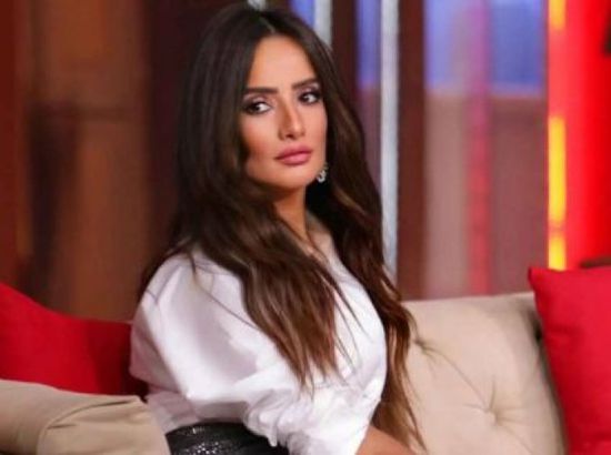 زينة تجسد شخصية مذيعة في مسلسل "في رواية أحدهم - ورد وشوكولاتة"