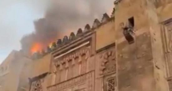 حريق ضخم بمسجد قرطبة الشهير بإسبانيا