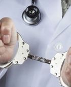 عالجت آلاف المرضى.. اتهام أمريكية بانتحال صفة ممرضة