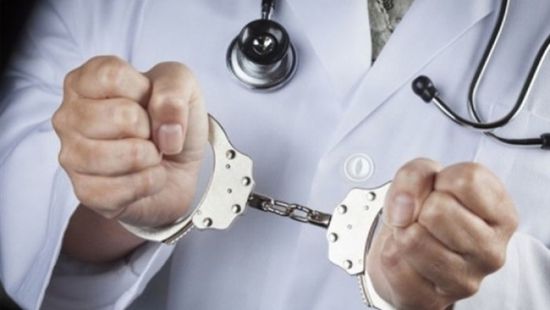 عالجت آلاف المرضى.. اتهام أمريكية بانتحال صفة ممرضة