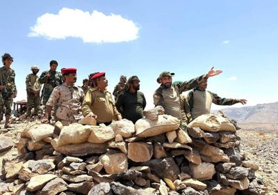 برفقة النقيب.. قائد "السادس دفاع شبوة" يتفقد جبهة "عين" الحدودية